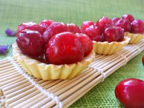 烤箱预热180度烤20分钟，挞皮表面上色即可，出炉不烫手时，装饰上冷藏的樱桃，樱桃裹了一层糖浆，晶莹剔透，好看又好吃