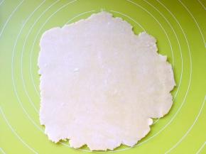 冷藏好的面团擀成薄片