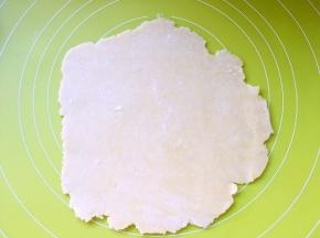 冷藏好的面团擀成薄片