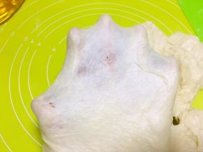 加了黄油揉好的面团，可以撑出手套膜