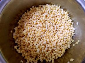 绿豆用水泡一晚，去皮，也可以用脱皮绿豆