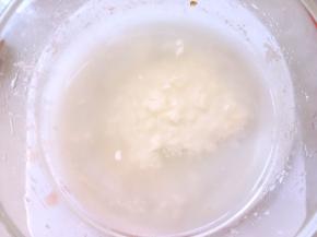 腌制好的樱桃，用筷子将樱桃夹到另外一个干净的容器内，腌制出来的汤汁加水、玉米淀粉、柠檬汁跟盐搅拌均匀，之后小火加热，边加热边搅拌至汤汁浓稠即可关火