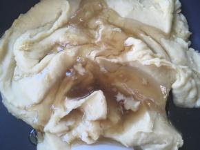 继续翻炒至豆沙成团，不粘刮棒时加麦芽糖跟蜂蜜