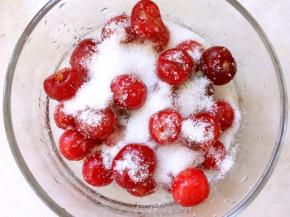 撒上砂糖，搅拌均匀，盖保鲜膜腌制2个小时