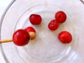 樱桃洗干净去胡，我用筷子顶的，用手握住樱桃，用筷子的小头轻轻一顶就出来啦