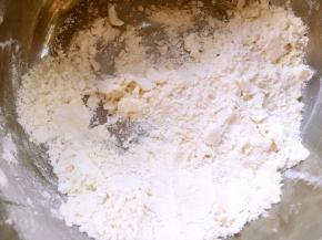 过筛低筋面粉跟糖粉，黄油软化加入面粉中，用手一点点捏匀