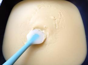 豆浆机加适量的水打成绿豆沙