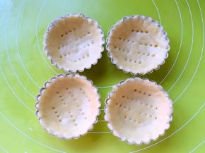 用叉子在挞皮底部扎几排洞洞，免得一会烘烤时，挞皮鼓起来