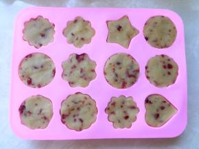 我用的硅胶软模，将绿豆沙一点点装入模具压实，扣过来用手按下每一朵花就可以脱模啦，也可以用月饼模具