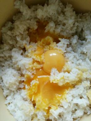鸡蛋蛋白蛋黄分离，蛋黄放入米饭中，搅拌均匀 。