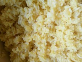 使每一颗米饭都包裹上蛋液。