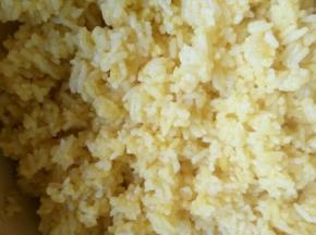 使每一颗米饭都包裹上蛋液。