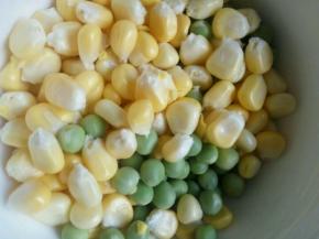 玉米剥粒，豌豆备用