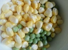 玉米剥粒，豌豆备用