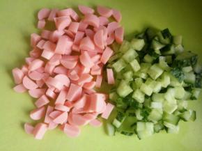 火腿肠，黄瓜切小丁