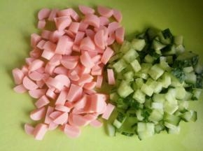 火腿肠，黄瓜切小丁