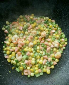 然后放入虾仁，火腿肠，黄瓜翻炒熟捞出。