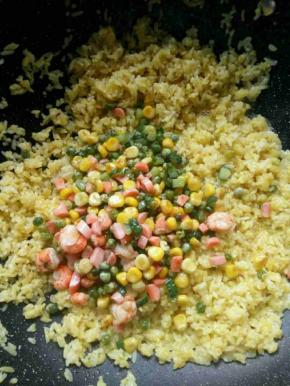 在加入之前炒好的配菜。