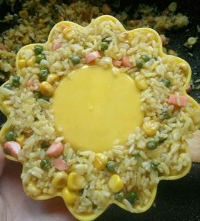 然后准备一个模具，把炒饭放入模具中做个造型。