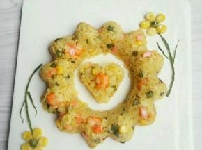 一碟香喷喷的虾仁蔬菜炒饭大功告成。