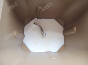 液体材料倒入面包桶内