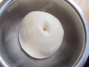 面团发酵至两倍大，用手指沾面粉戳面团不下陷也不反弹就可以了