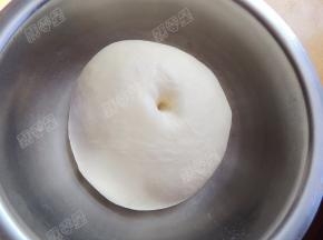 面团发酵至两倍大，用手指沾面粉戳面团不下陷也不反弹就可以了