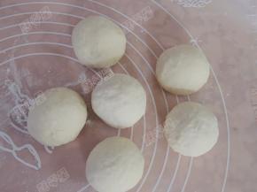 发酵好的面团分割成六分滚圆松弛十五分钟