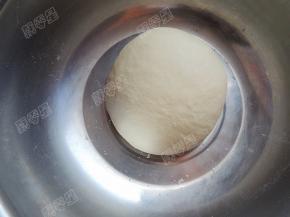 揉好的面团放入盆中，盖上保鲜膜发酵