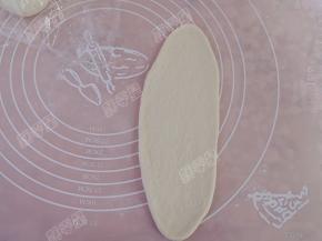 取一份面团擀成椭圆形