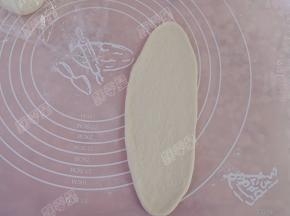 取一份面团擀成椭圆形