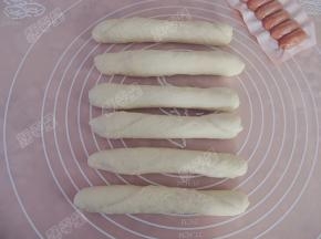 将条状面团再继续搓长为肠仔的两倍多