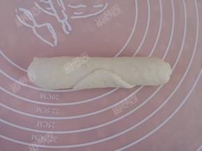 从上到下卷起，捏紧两段