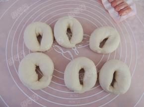 将条状面团再继续搓长为肠仔的两倍多