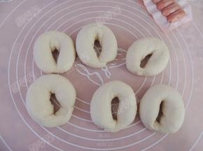 将条状面团再继续搓长为肠仔的两倍多