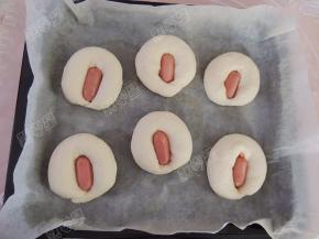 将生坯放入烤盘，中间放入香脆肠