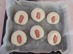 将生坯放入烤盘，中间放入香脆肠