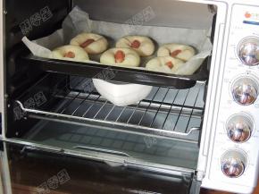 烤盘放入烤箱，底部放一碗热水，不需要开电源，关紧烤箱门发酵40分钟