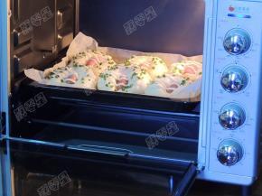 放入预热好的烤箱，中下层，180度，上下火，15分钟