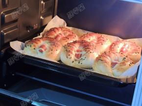 烤好的面包取出晾凉密封保存