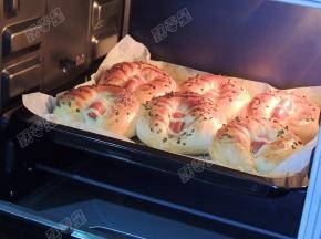 烤好的面包取出晾凉密封保存