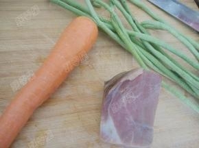原材料:胡萝卜 豇豆 腊肉