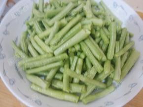 豇豆洗净摘去老筋摘成段
