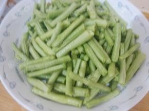 豇豆洗净摘去老筋摘成段