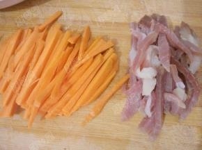 胡萝卜 腊肉分别切成丝
