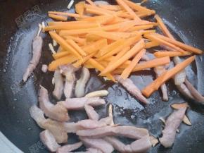 放入胡萝卜丝翻炒