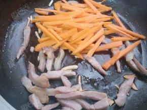 放入胡萝卜丝翻炒