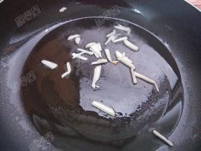 锅热油，爆香蒜末