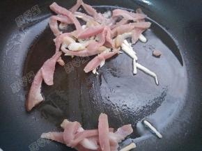 放入腊肉煸炒变色