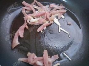 放入腊肉煸炒变色